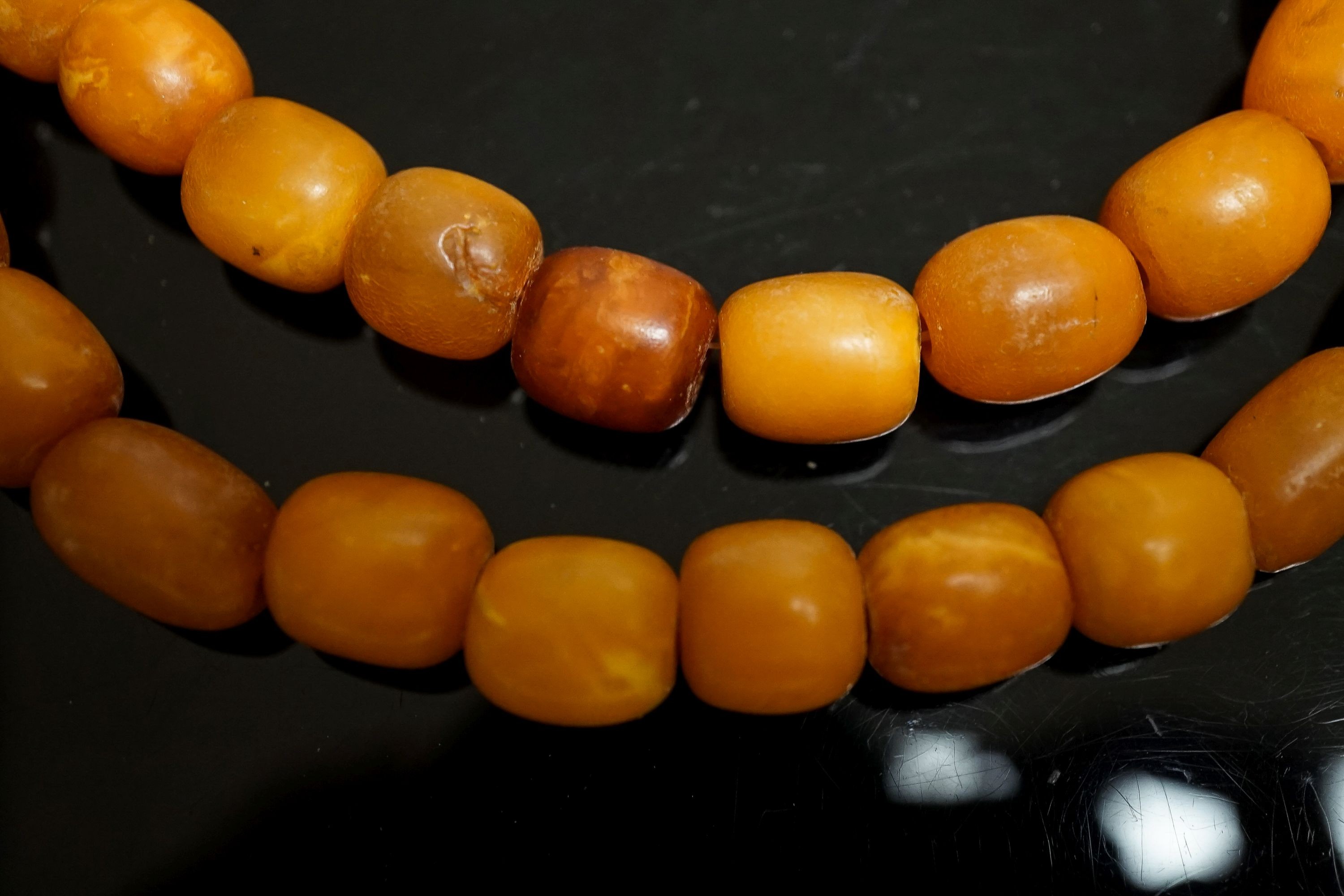 A single strand amber bead necklace, 82cm, gross 69 grams.